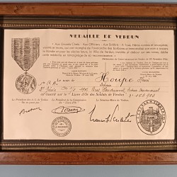 DIPLOME DE LA MEDAILLE DE VERDUN ATTRIBUE U SAPEUR HOUPE HENDI AU 3 ème GENIE EN 1916 BRAS HAUDROMONT DOUAUMONT